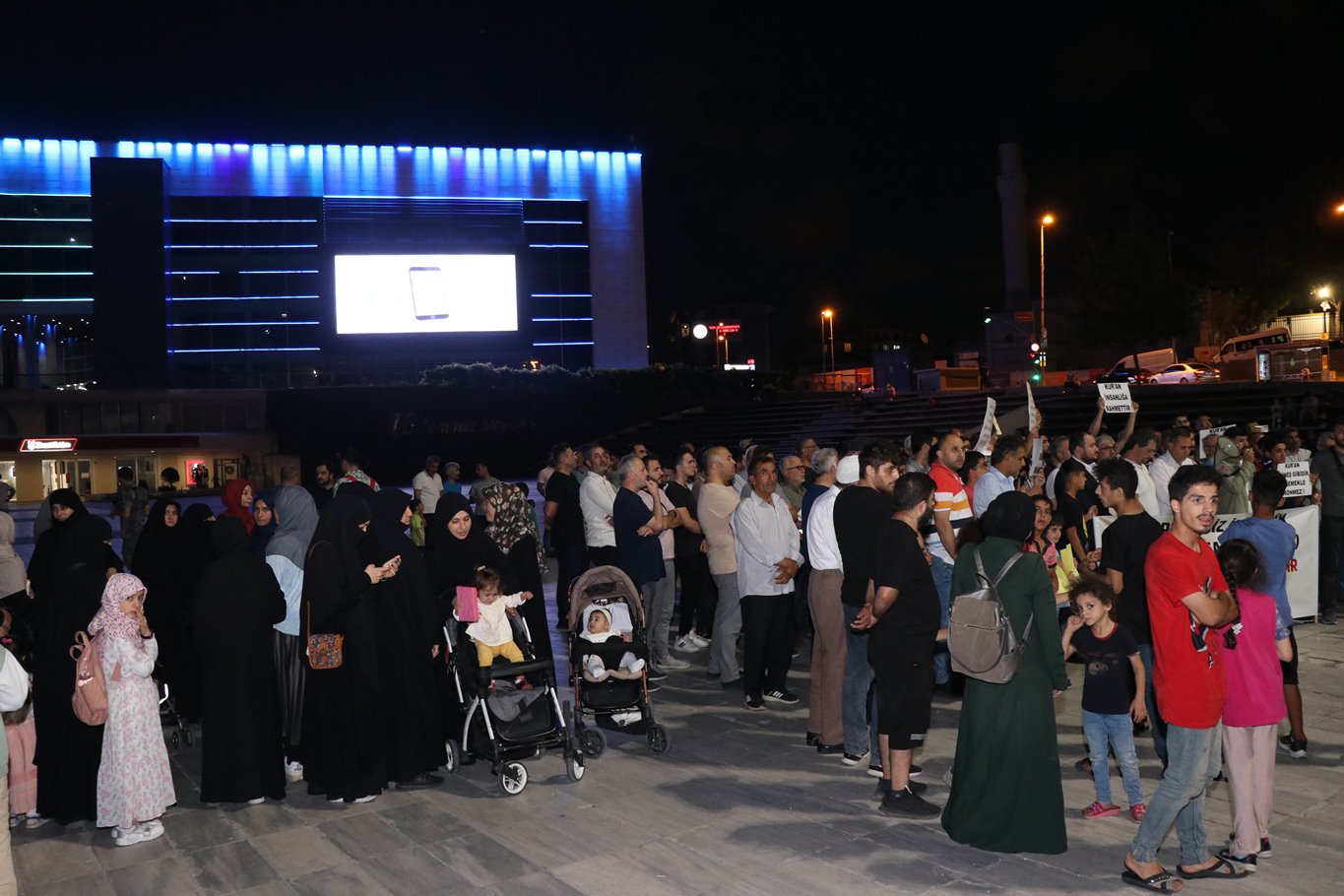 Zeytinburnu Kardeşlik Platformu'ndan Kur'an-ı Kerim'in yakılması protestosu