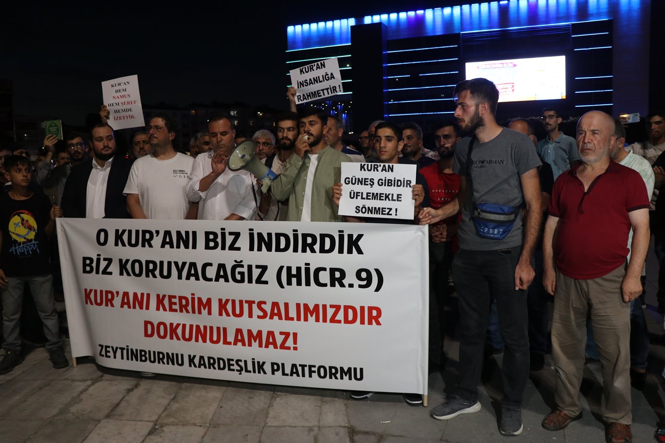 Zeytinburnu Kardeşlik Platformu'ndan Kur'an-ı Kerim'in yakılması protestosu