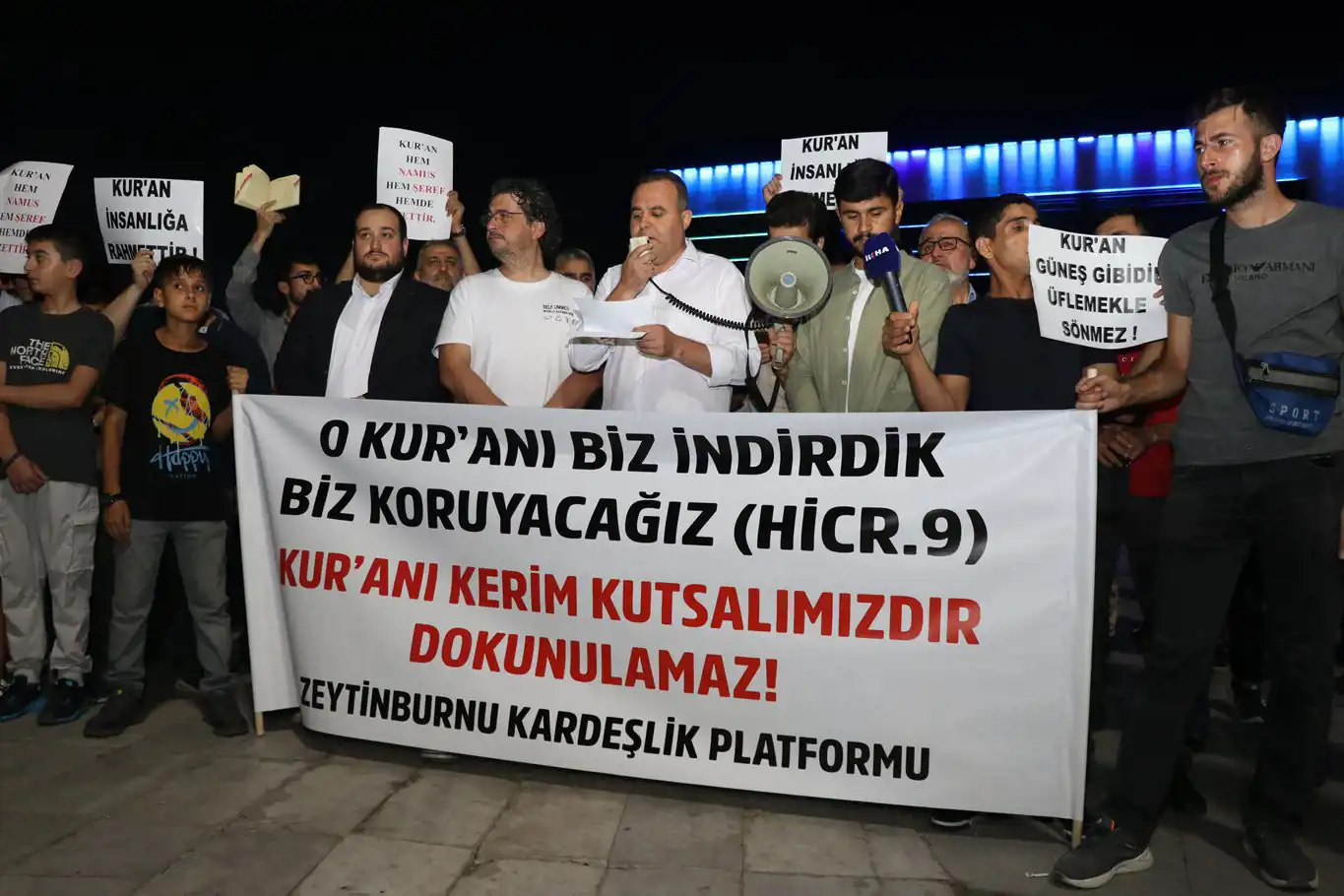 Zeytinburnu Kardeşlik Platformu'ndan Kur'an-ı Kerim'in yakılması protestosu