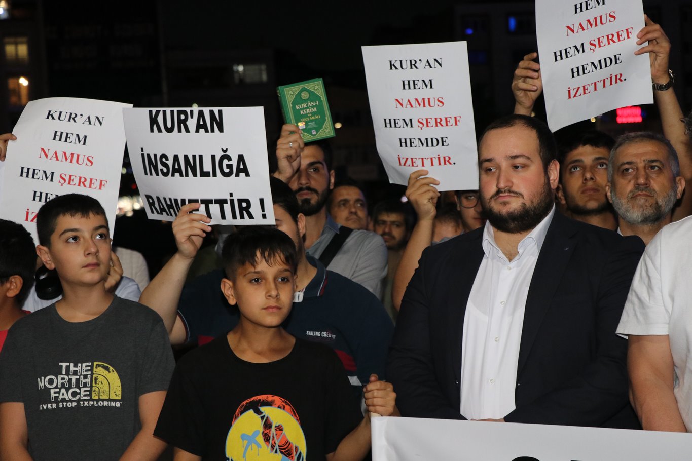 Zeytinburnu Kardeşlik Platformu'ndan Kur'an-ı Kerim'in yakılması protestosu