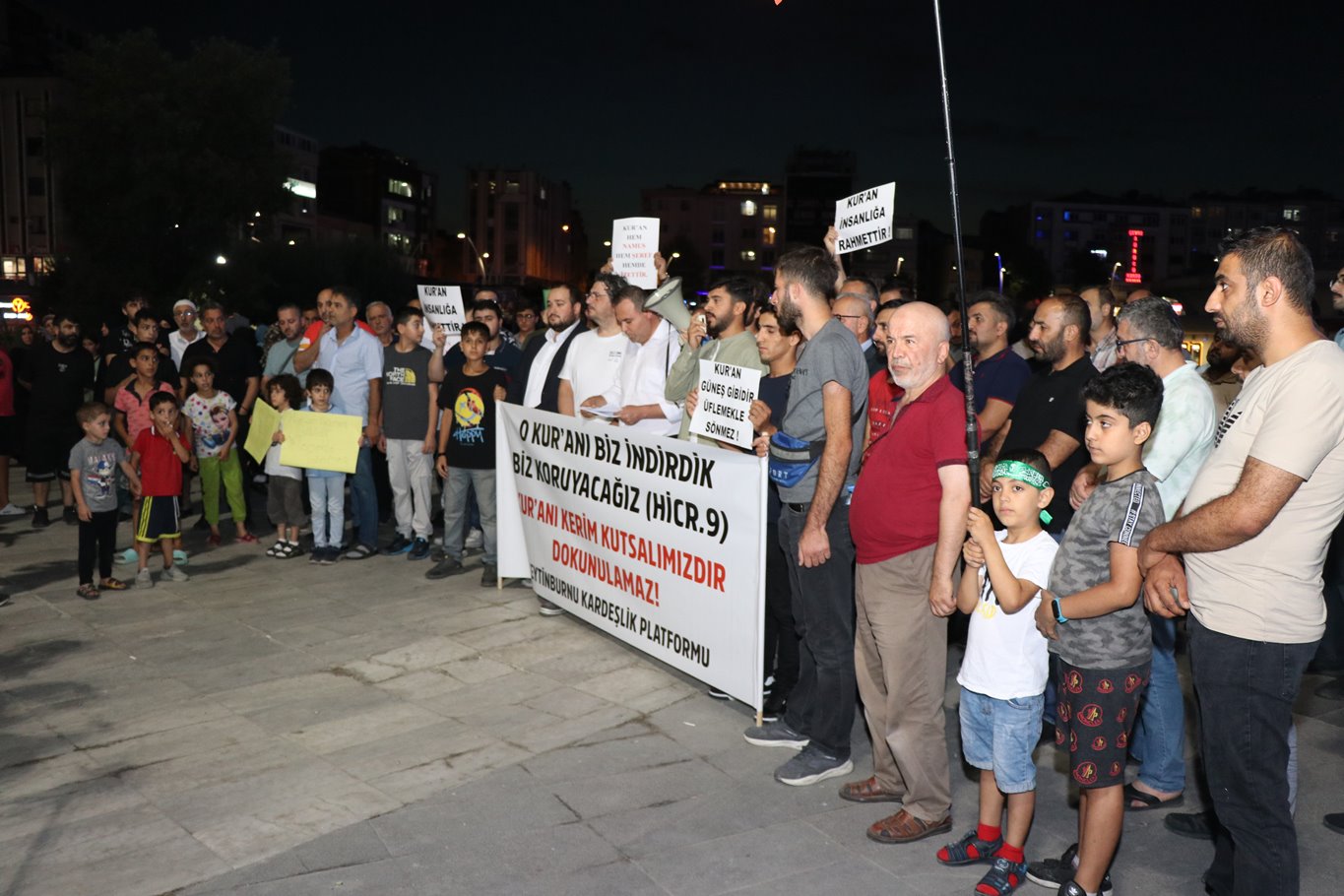 Zeytinburnu Kardeşlik Platformu'ndan Kur'an-ı Kerim'in yakılması protestosu