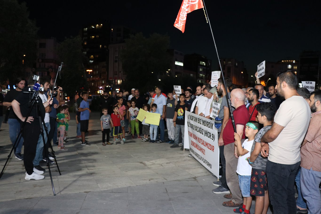 Zeytinburnu Kardeşlik Platformu'ndan Kur'an-ı Kerim'in yakılması protestosu