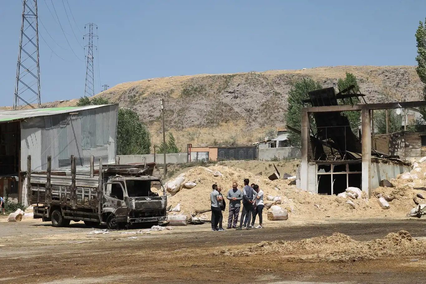 Van Samancılar Pazarı’ndaki yangın onlarca milyon liraya mal oldu Van Samancılar Pazarı’ndaki yangın onlarca milyon liraya mal oldu