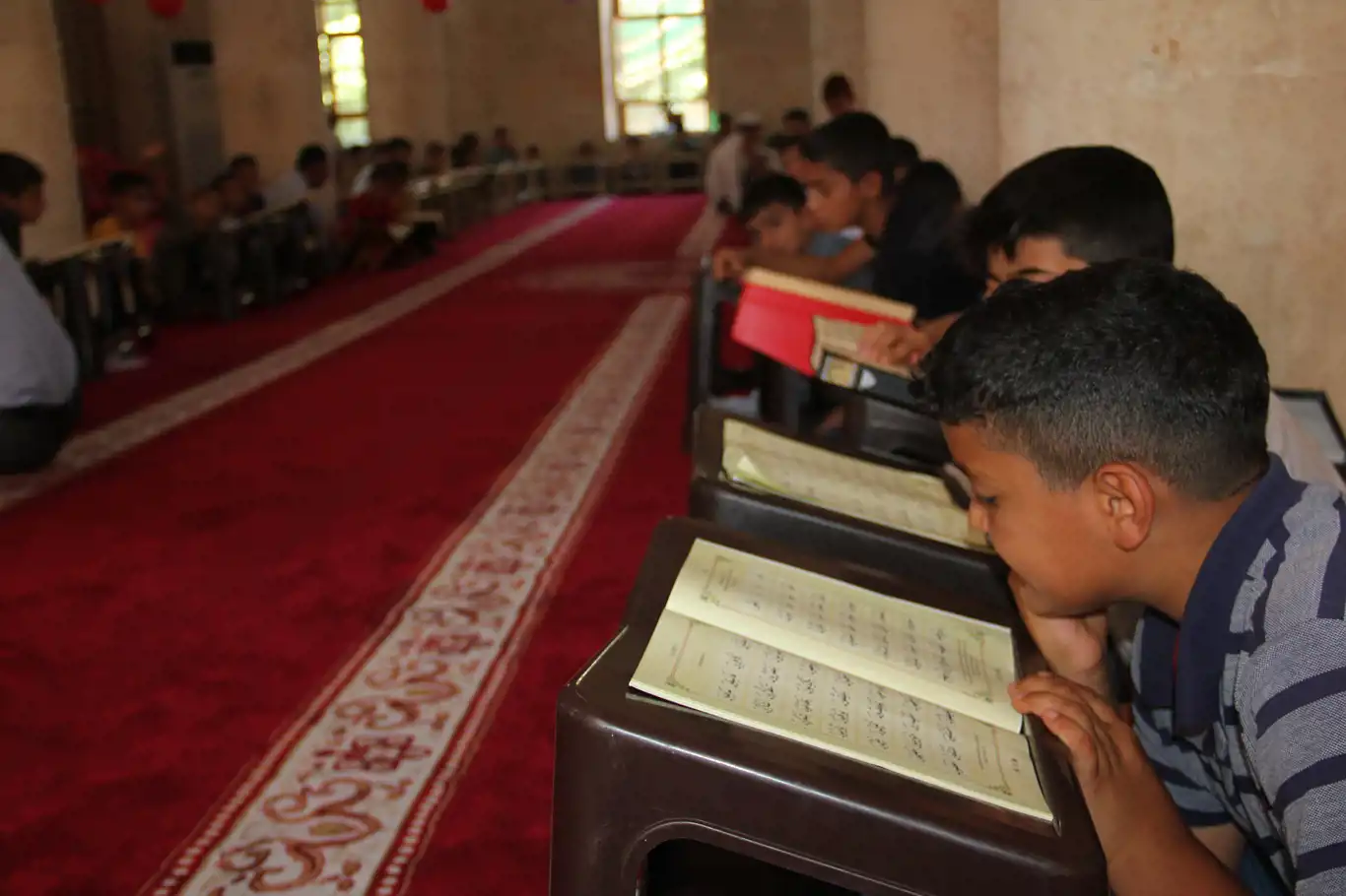 Kur'an öğrenmeye giden çocuklar: Çok mutluyuz, herkesi camiye bekliyoruz 