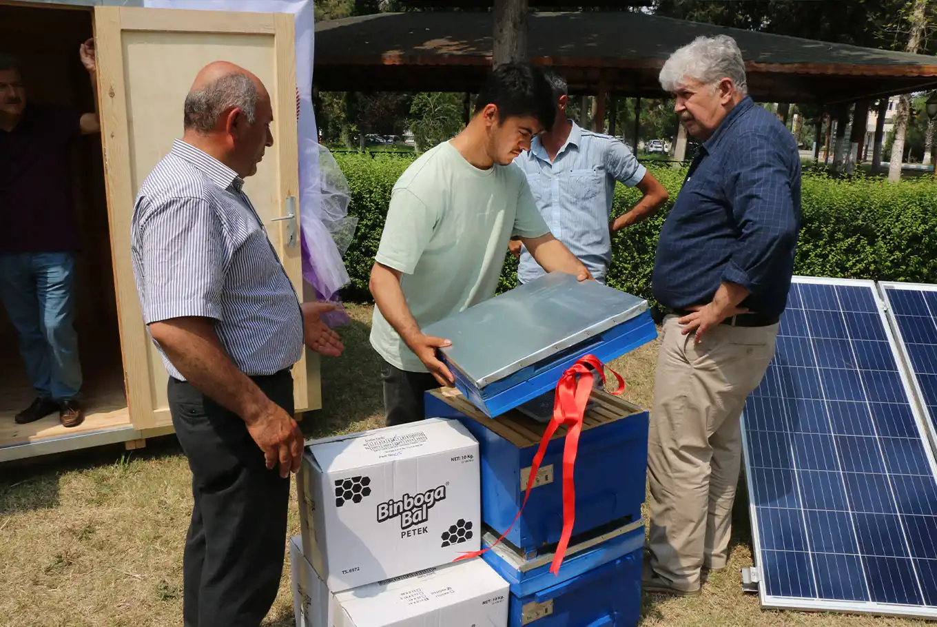 Adana'da genç arıcılara bakanlıktan malzeme desteği Adana'da genç arıcılara bakanlıktan malzeme desteği
