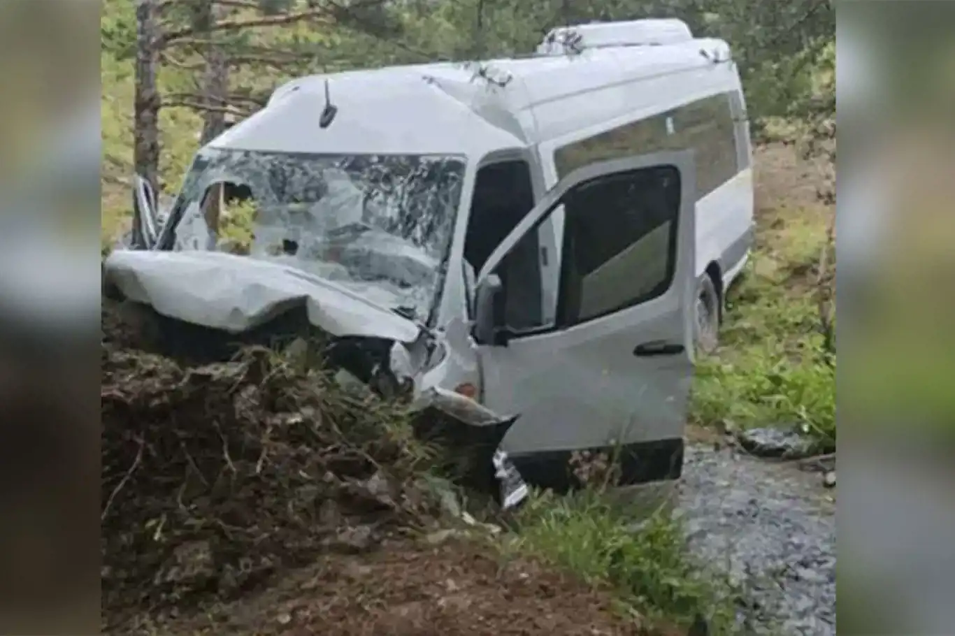 At least 4 killed, 10 injured in minibus crash in eastern Türkiye