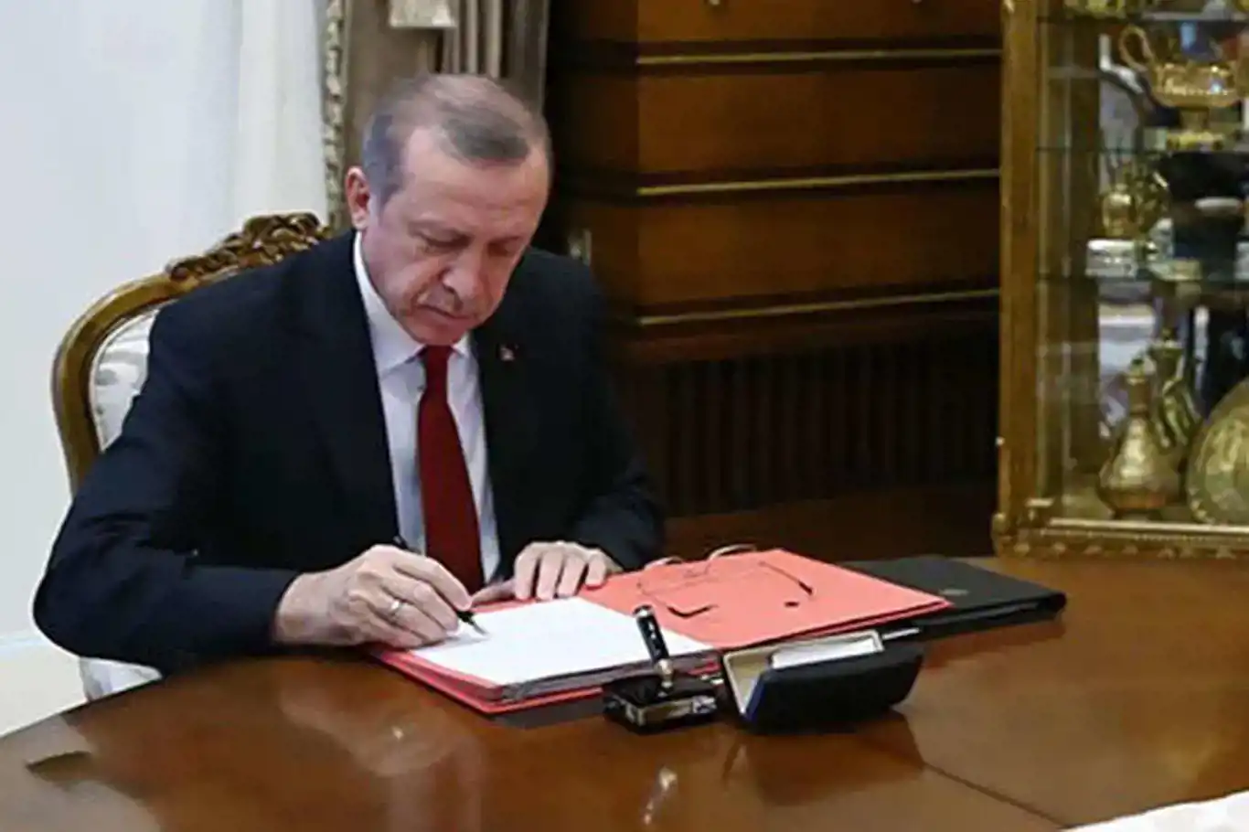Erdoğan reshuffles 57 governors in extensive administrative overhaul   