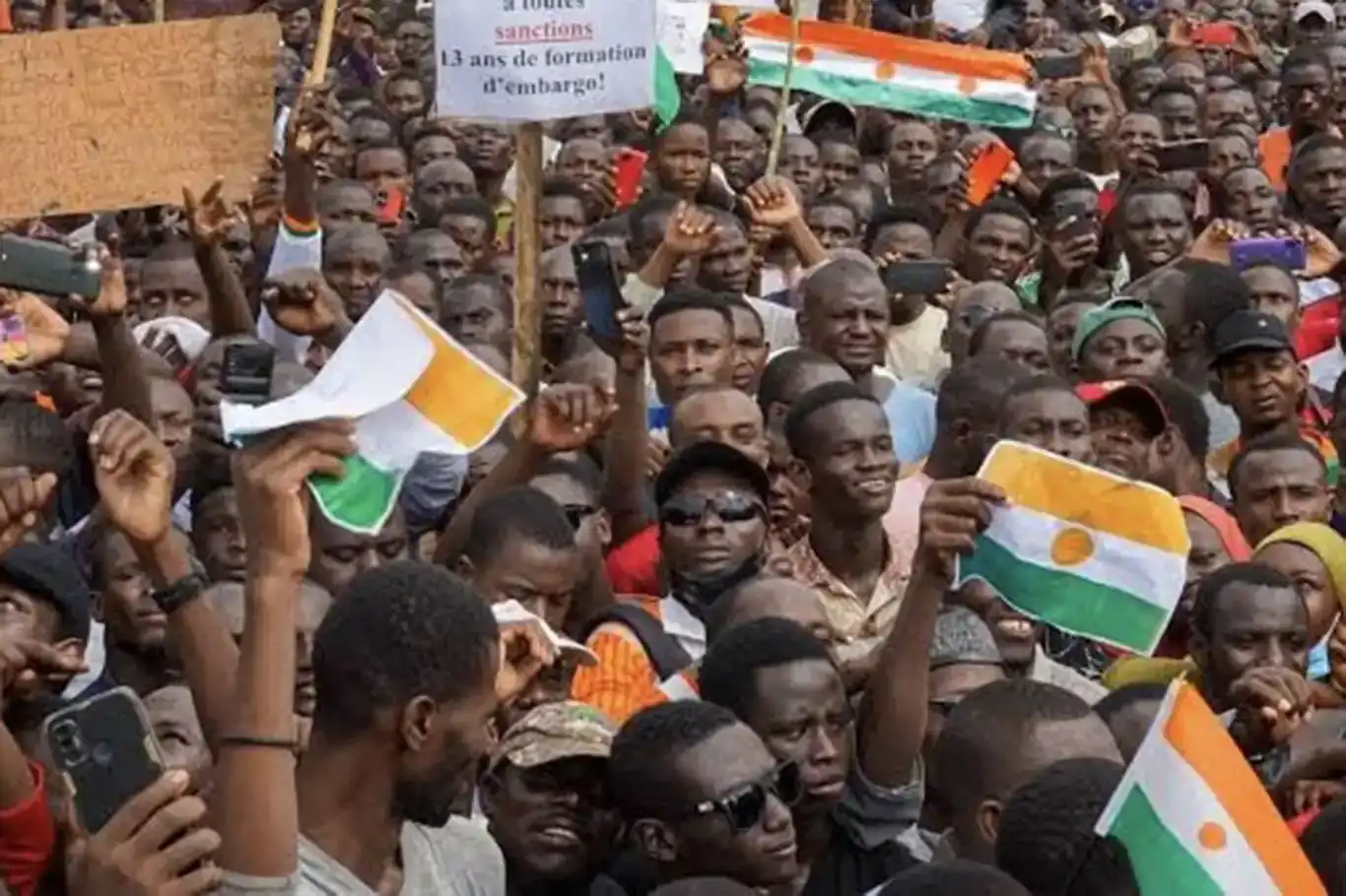 Hundreds of demonstrators in Kano oppose ECOWAS intervention in Niger