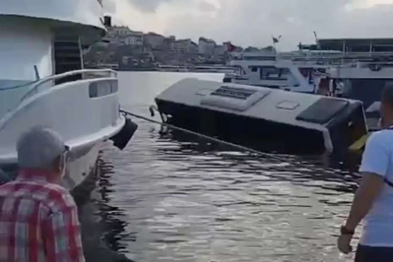 İETT otobüsü denize düştü İETT otobüsü denize düştü