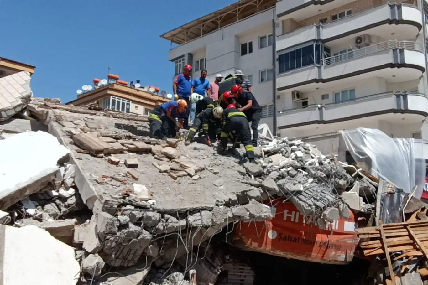 Hasarlı binanın yıkım esnasında göçük: Kepçe operatörü enkaz altında kaldı Hasarlı binanın yıkım esnasında göçük: Kepçe operatörü enkaz altında kaldı