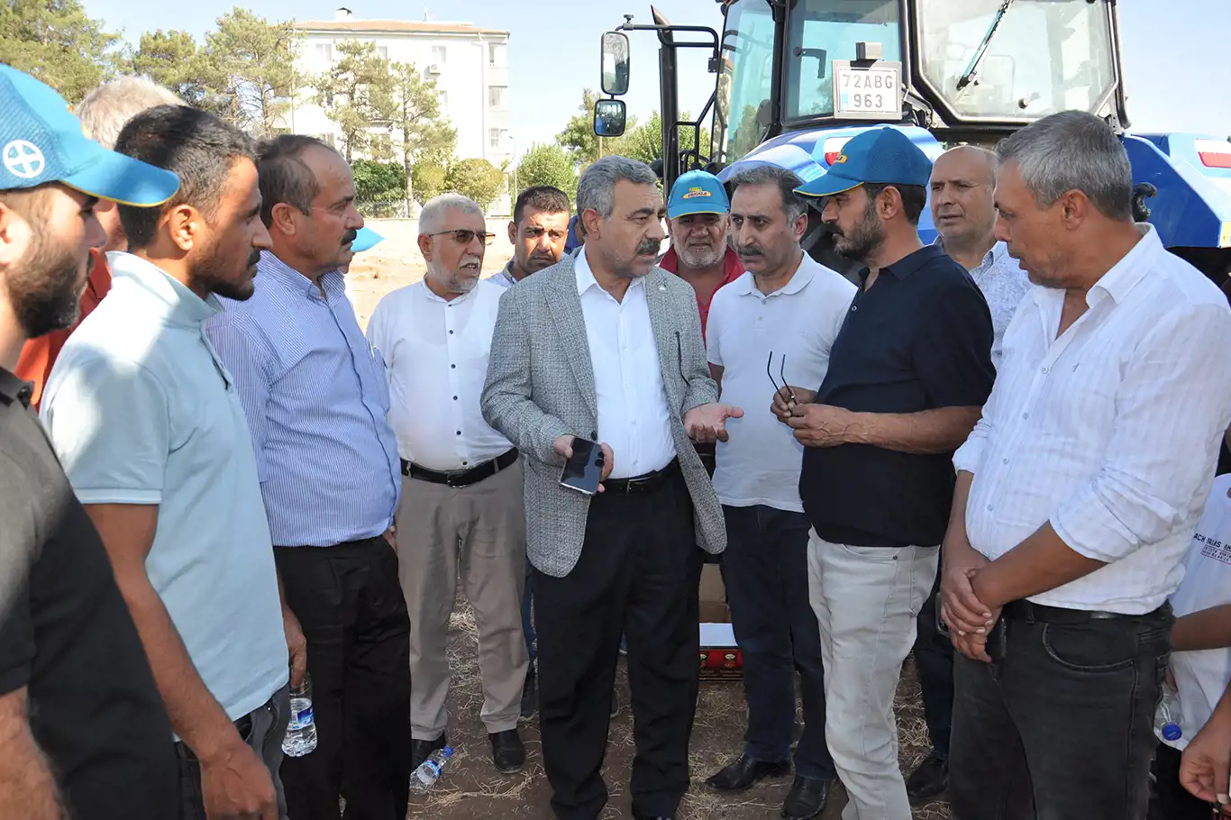 Mısır alım fiyatına tepki gösteren çiftçiler eylem yaptı Mısır alım fiyatına tepki gösteren çiftçiler eylem yaptı