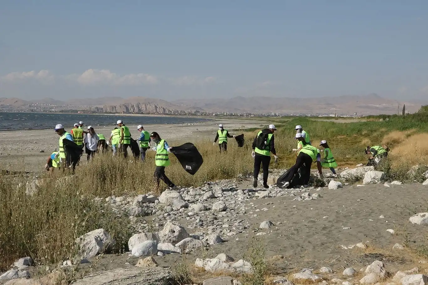 Van Gölü sahillerinde 'Çevre Temizliği' yapıldı Van Gölü sahillerinde 'Çevre Temizliği' yapıldı