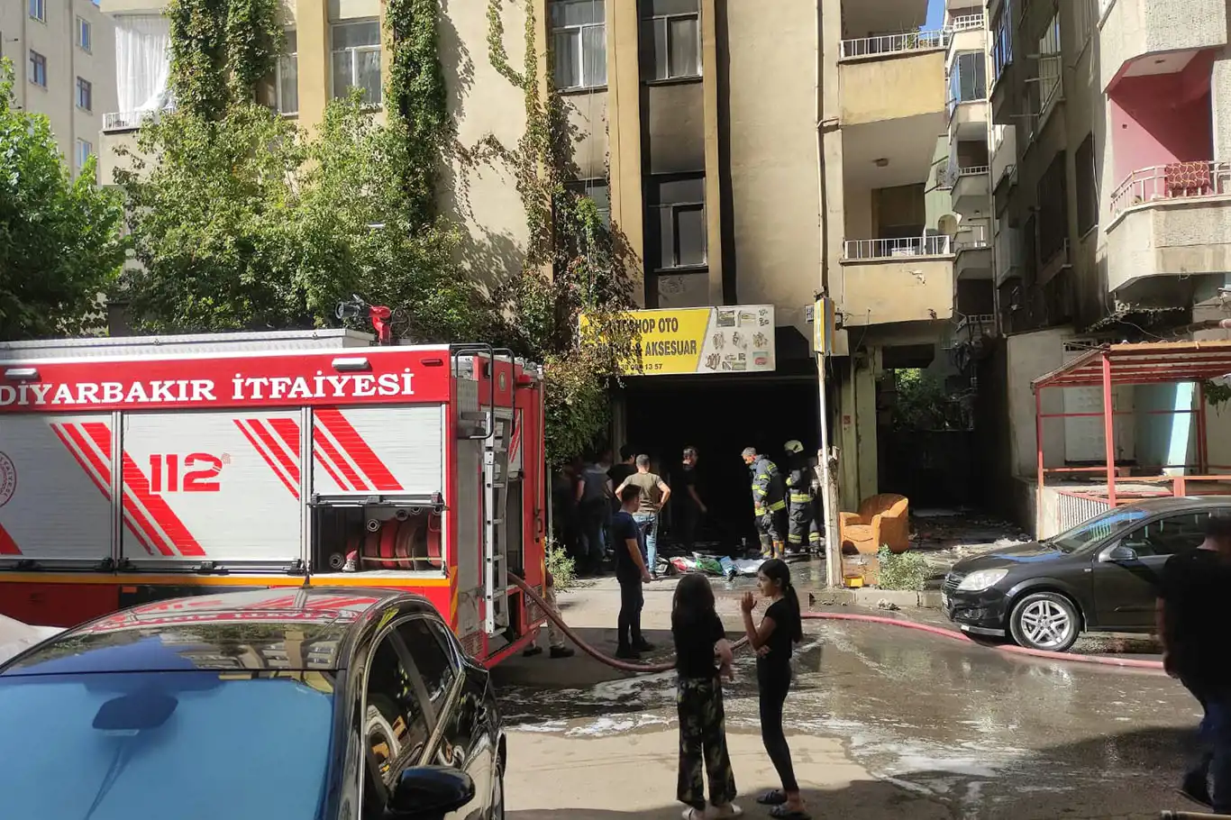 Tamirhanedeki araç yandı, işyeri kullanılamaz hale geldi Tamirhanedeki araç yandı, işyeri kullanılamaz hale geldi
