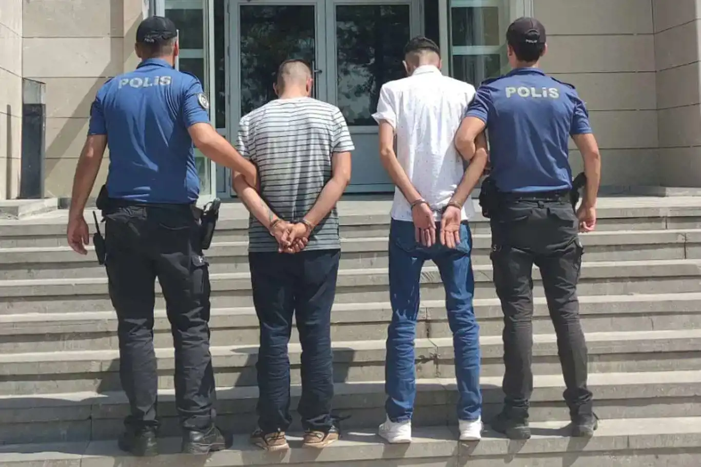 Şırnak'ta kaçakçılık operasyonunda 44 şüpheliye işlem yapıldı Şırnak'ta kaçakçılık operasyonunda 44 şüpheliye işlem yapıldı