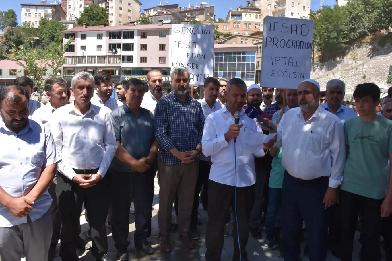 Bitlis'te düzenlenecek konserlere halktan tepki Bitlis'te düzenlenecek konserlere halktan tepki