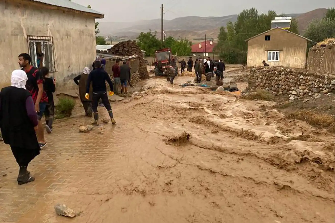 Van’da sağanak sonrası sel oluştu