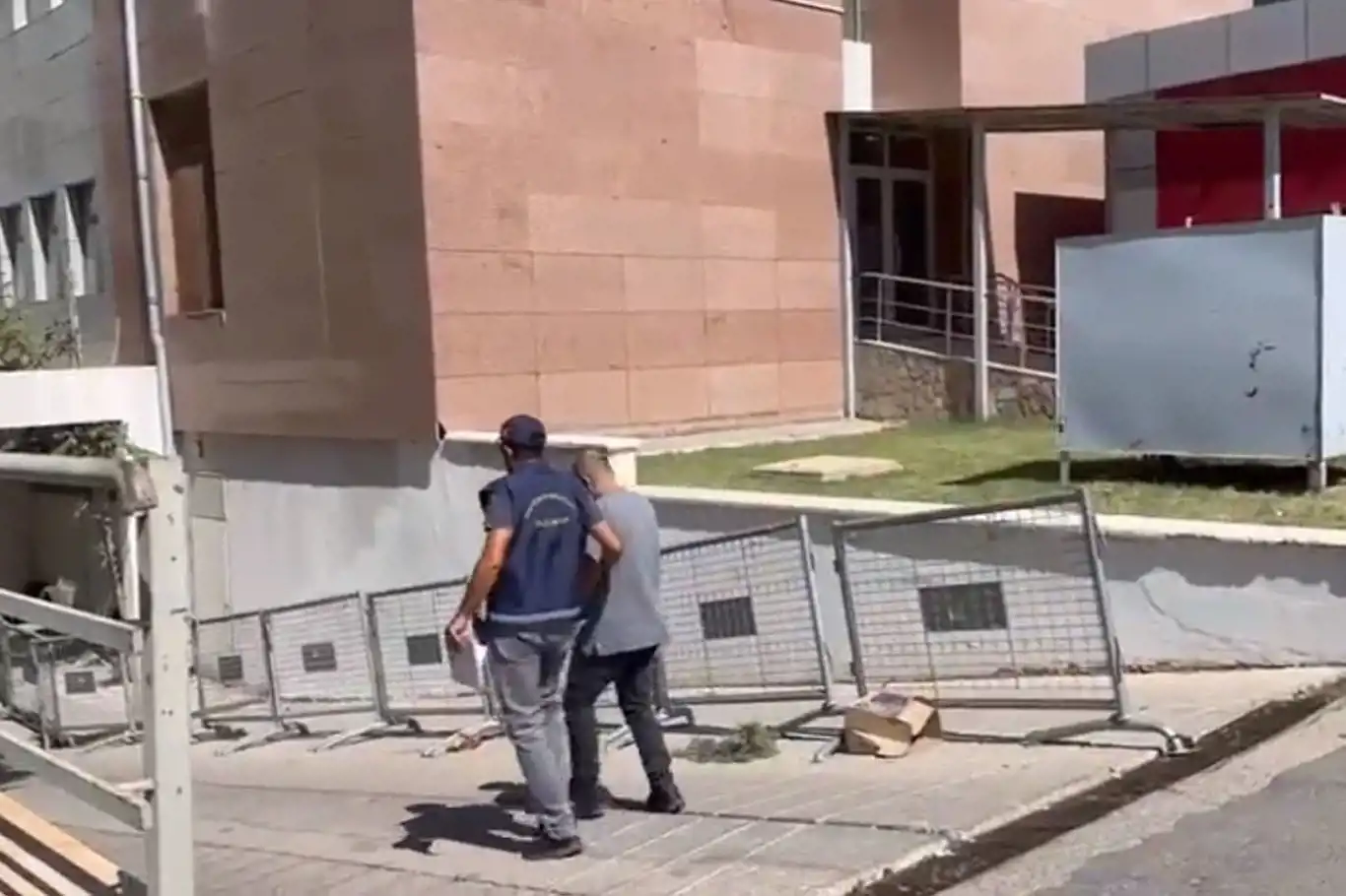 Otomobilden hırsızlık yapan şüpheli tutuklandı