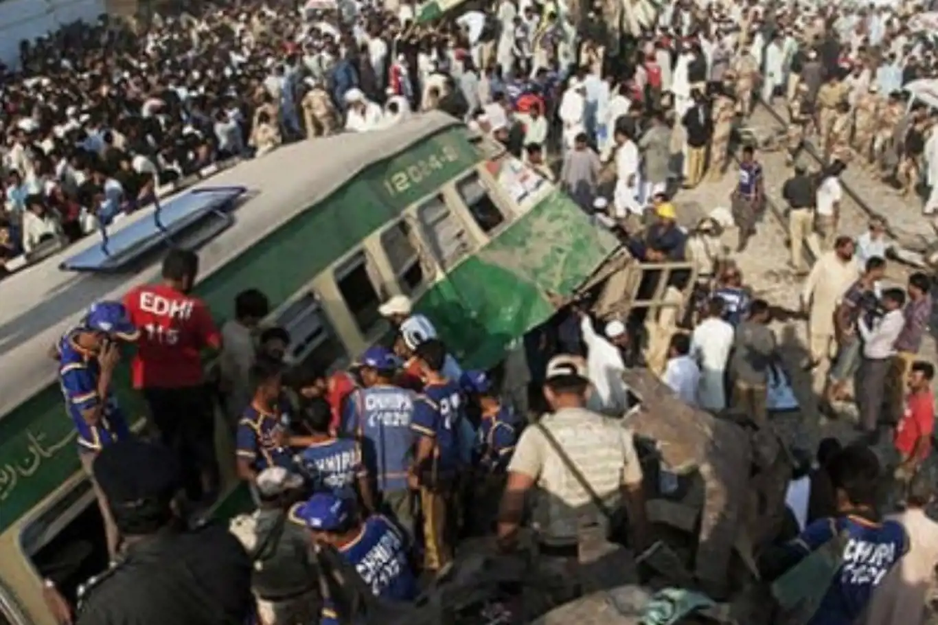 Pakistan'da yolcu treni raydan çıktı: 15 ölü 50 yaralı