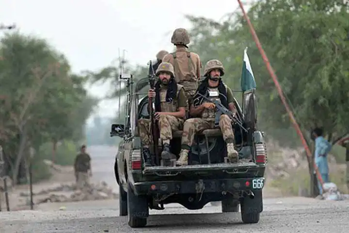 Pakistan'da askere saldırı: 9 ölü, 20 yaralı Pakistan'da askere saldırı: 9 ölü, 20 yaralı