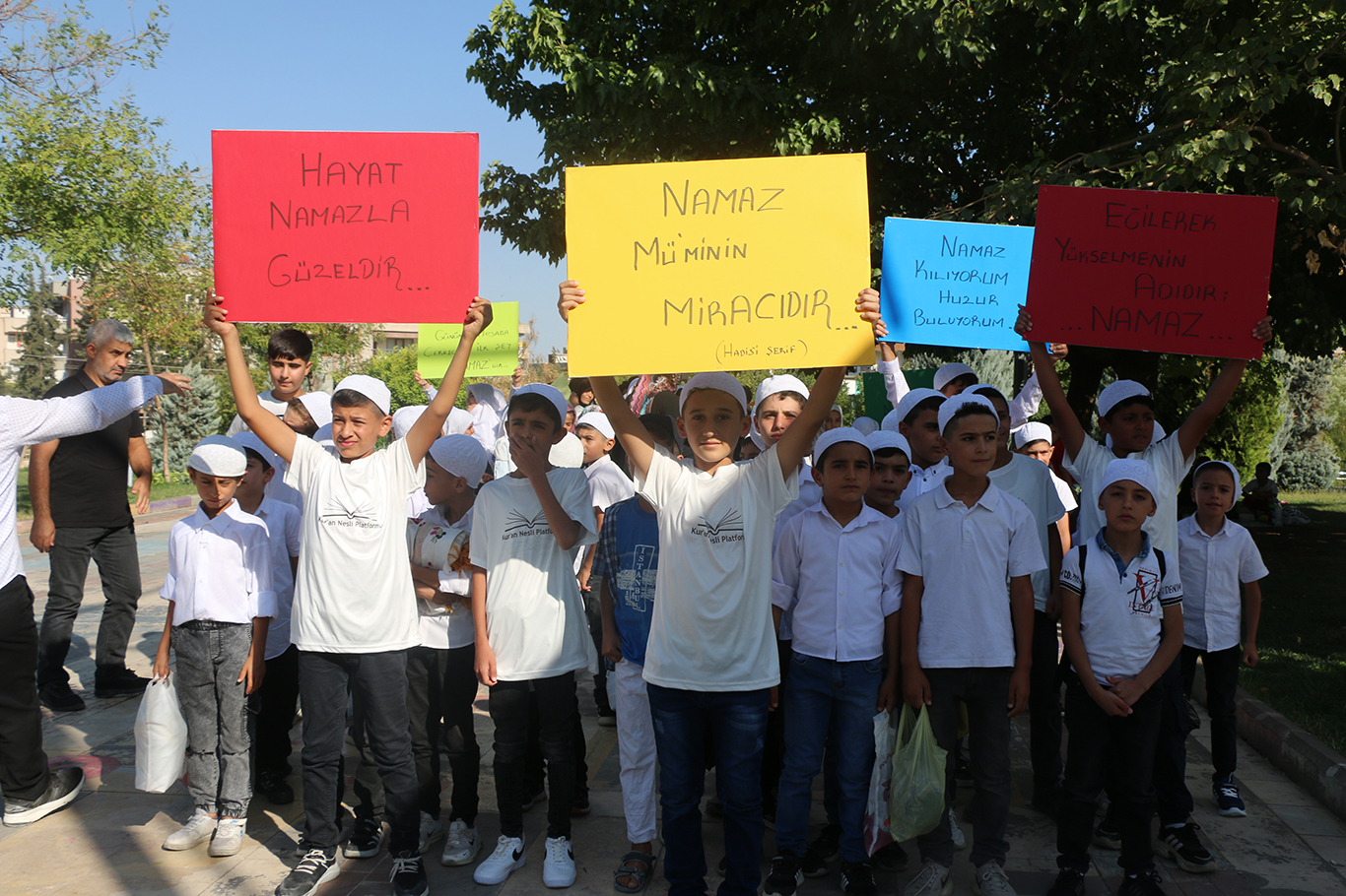 Yüzlerce çocuk "Hayat namazla güzeldir" dedi