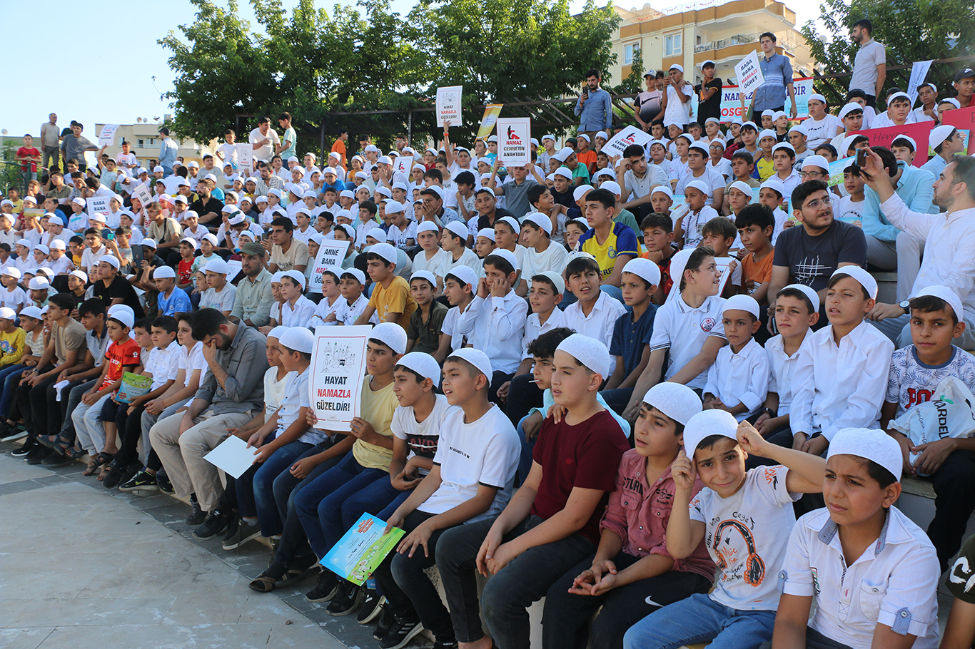 Yüzlerce çocuk "Hayat namazla güzeldir" dedi