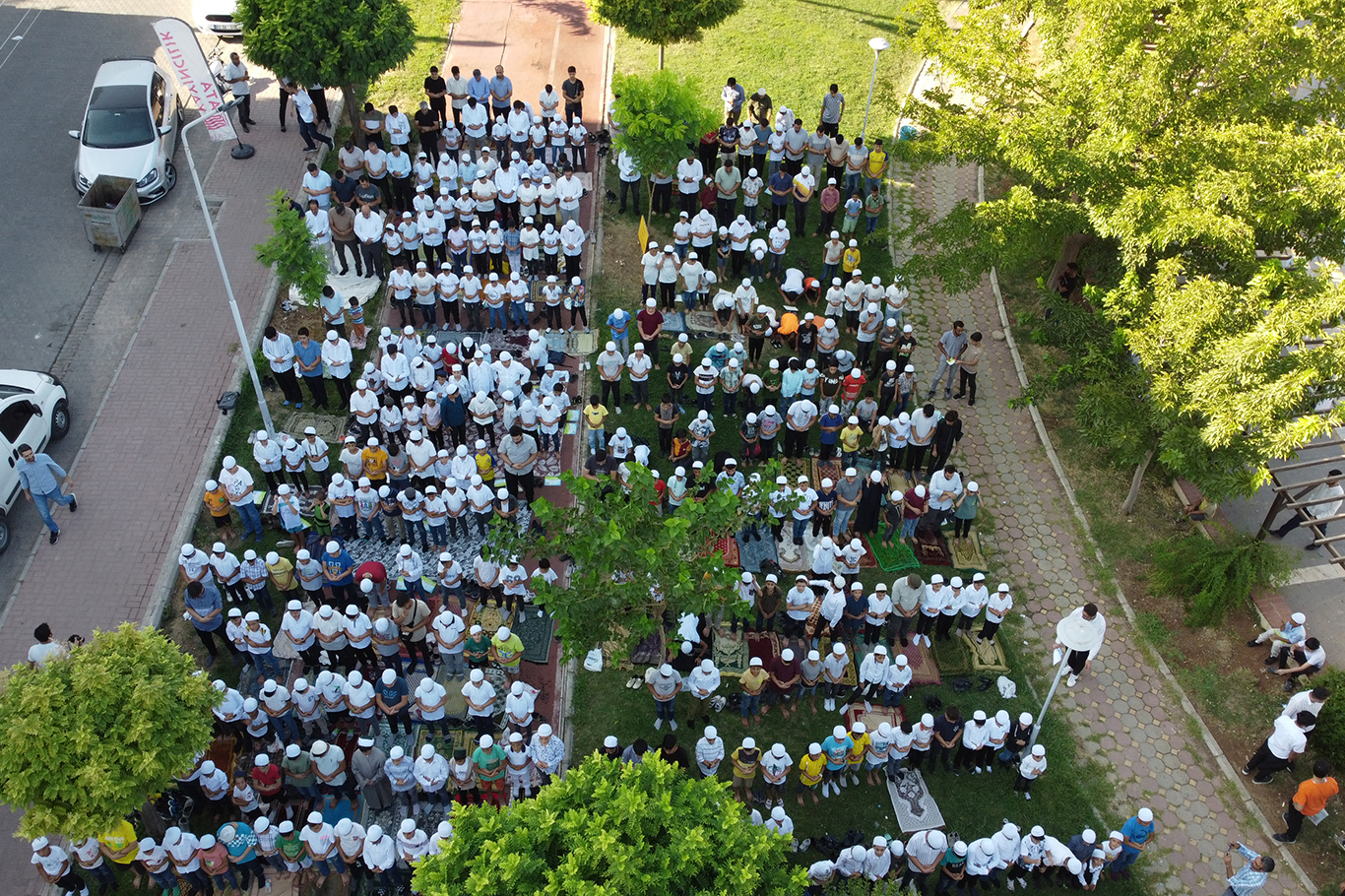 Yüzlerce çocuk "Hayat namazla güzeldir" dedi