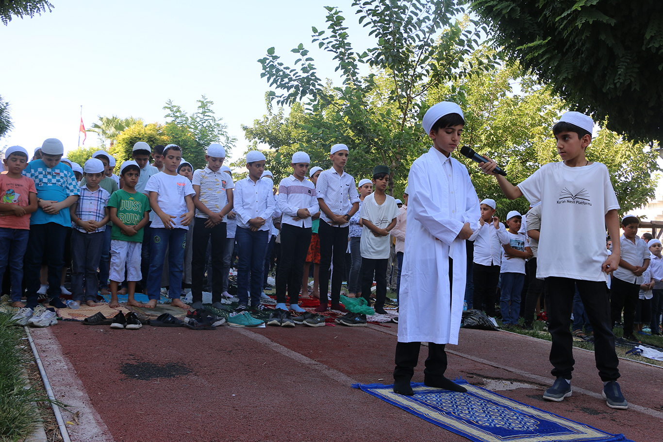 Yüzlerce çocuk "Hayat namazla güzeldir" dedi