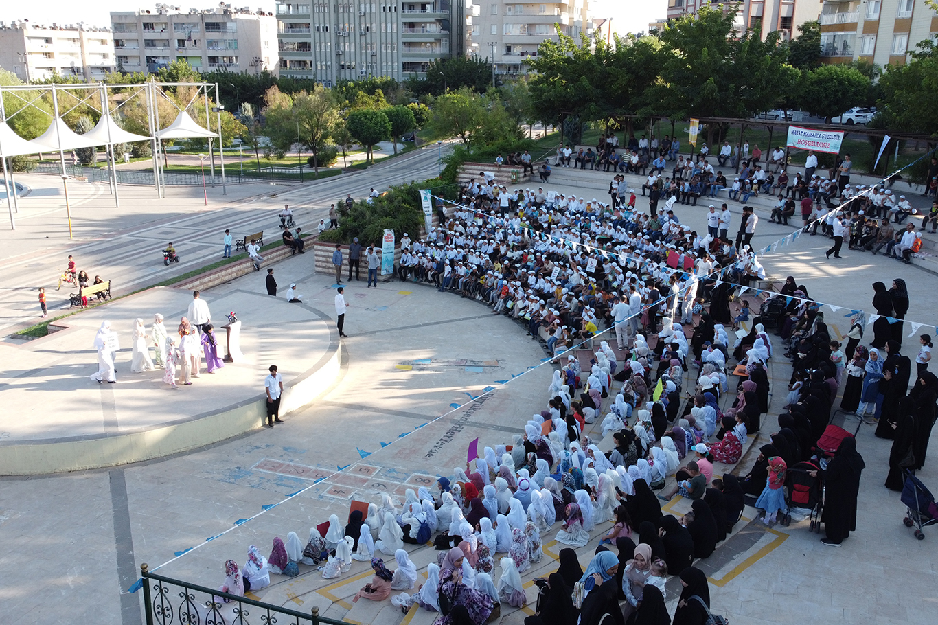 Yüzlerce çocuk "Hayat namazla güzeldir" dedi