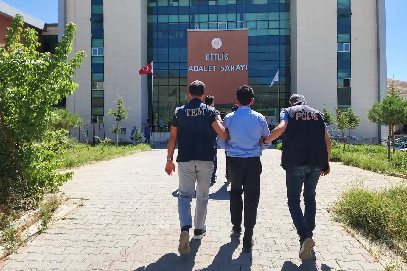 Bitlis merkezli 7 ilde FETÖ operasyonu: 9 gözaltı Bitlis merkezli 7 ilde FETÖ operasyonu: 9 gözaltı