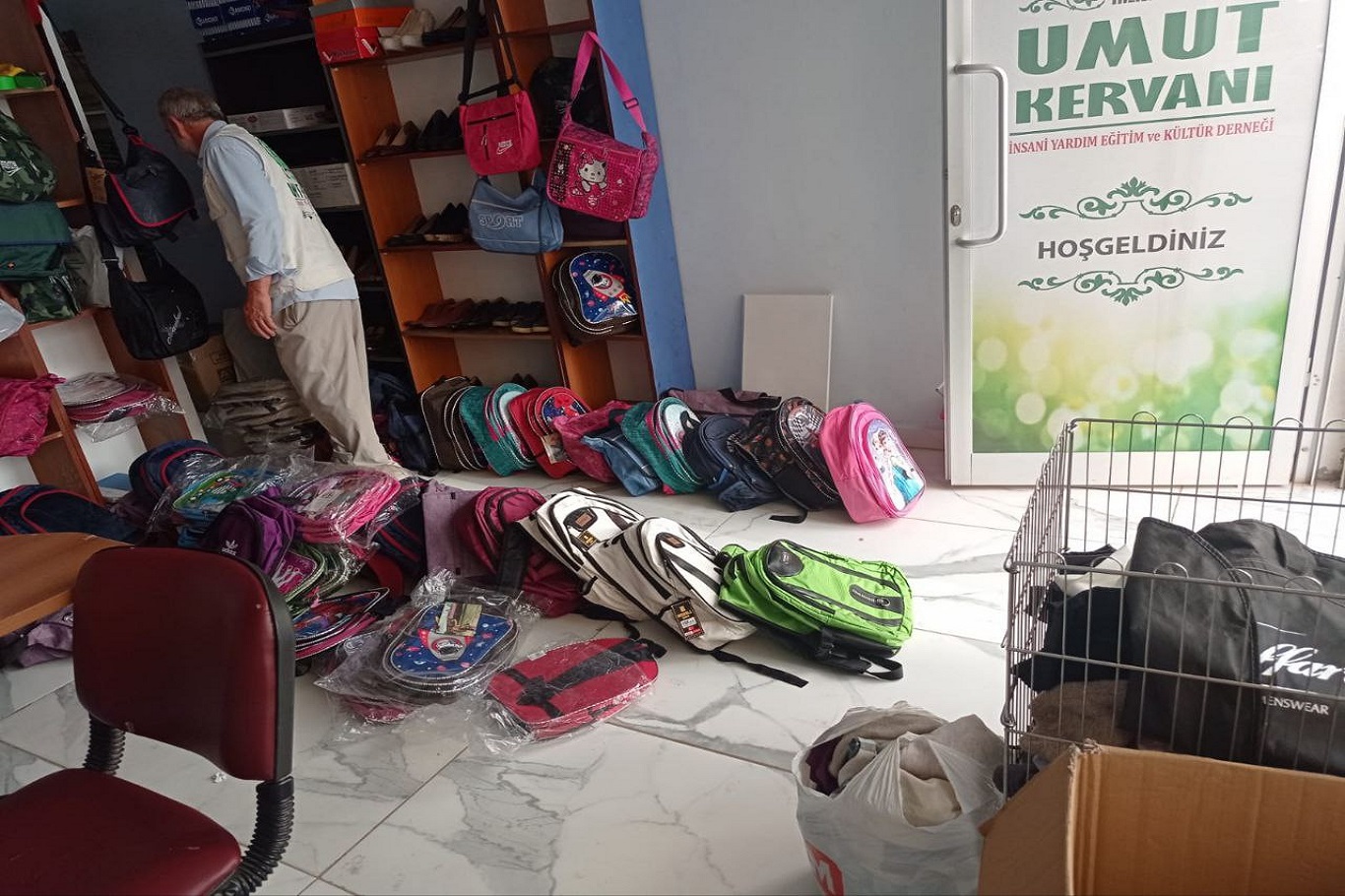 Umut Kervanı Kızıltepe'de onlarca aileye kırtasiye yardımında bulunuyor