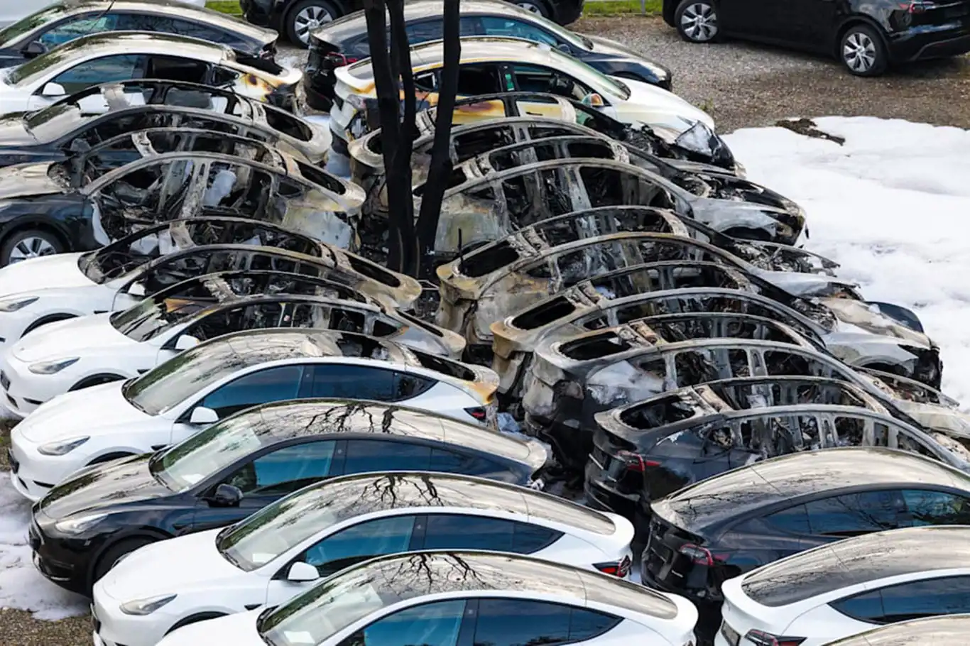 Almanya'da 15 Tesla aracı yandı Almanya'da 15 Tesla aracı yandı