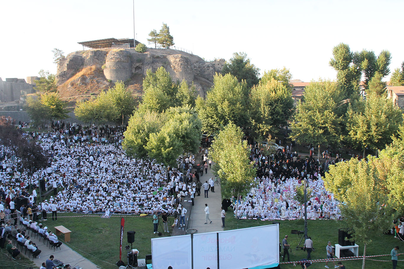 Kur'an nesli hep bir ağızdan haykırdı: Asla terk etmeyeceğim ibadet namaz!