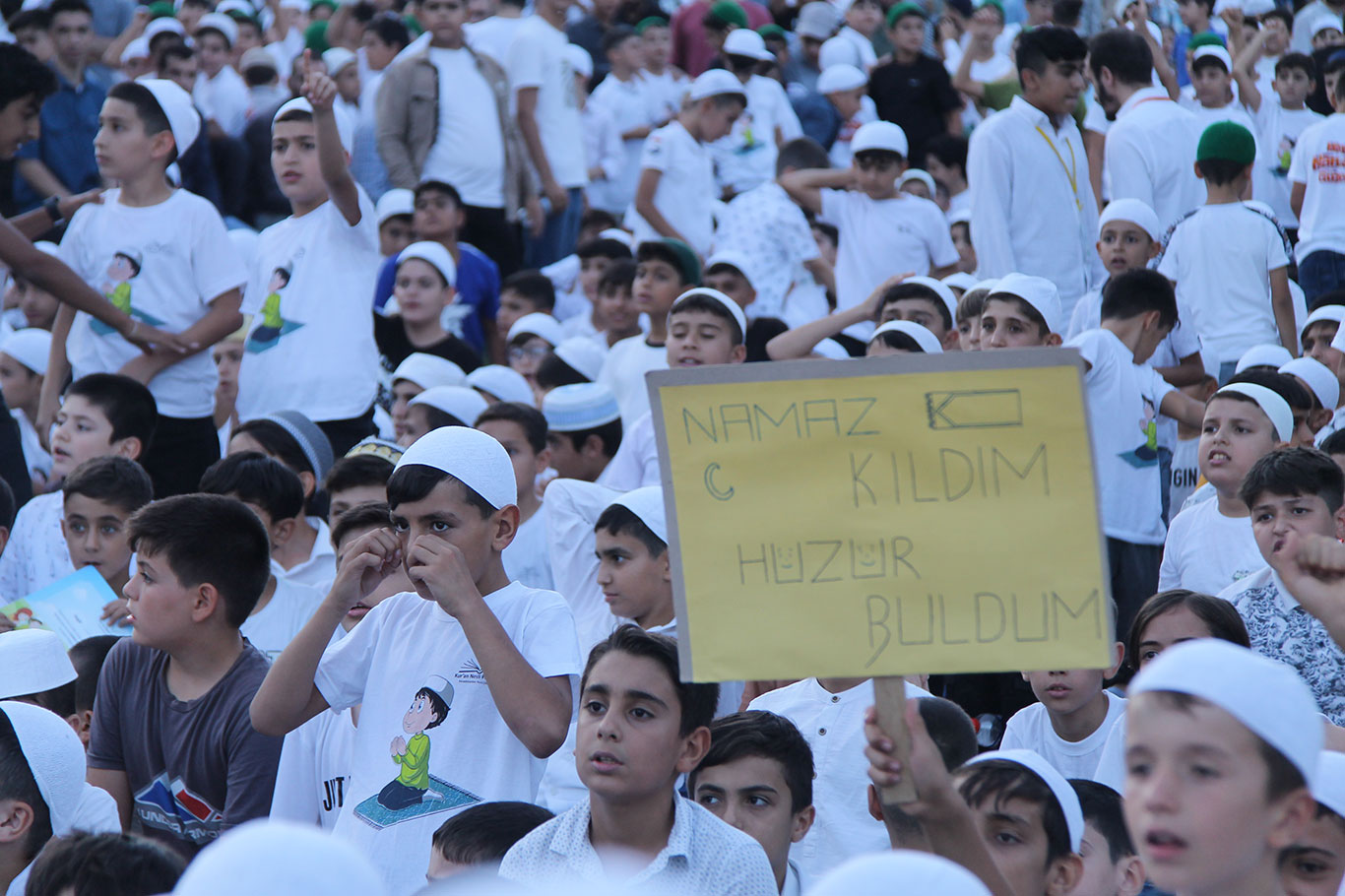 Kur'an nesli hep bir ağızdan haykırdı: Asla terk etmeyeceğim ibadet namaz!
