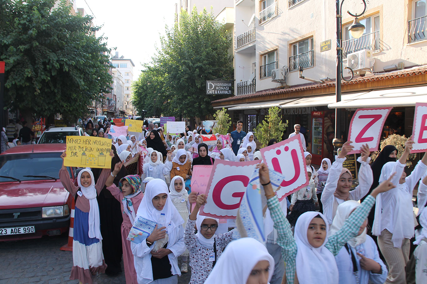 Kur'an nesli hep bir ağızdan haykırdı: Asla terk etmeyeceğim ibadet namaz!