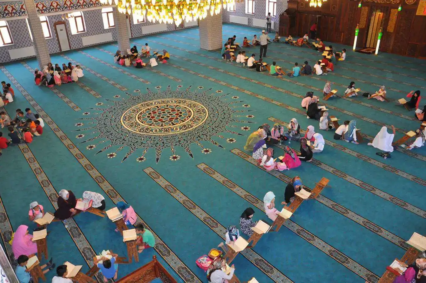 Kur'an kurslarında yeni dönem başladı: Çocuk, genç, yetişkin, engelli demeden haydi camiye