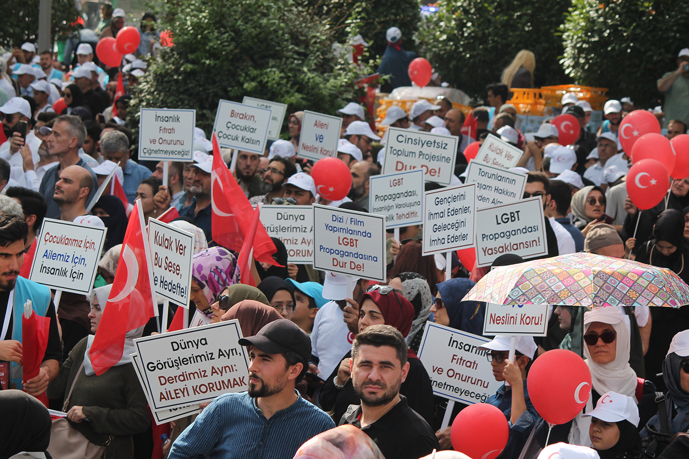  Sapkınlığın dayatılmasına her kesimden ortak tepki: Aileyi koruyun!