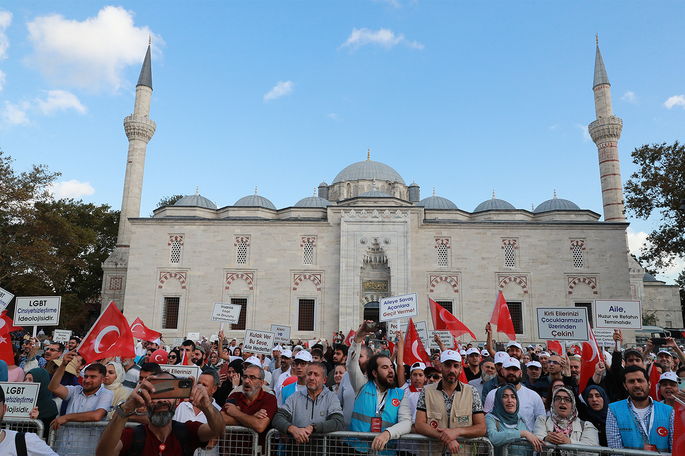  Sapkınlığın dayatılmasına her kesimden ortak tepki: Aileyi koruyun!