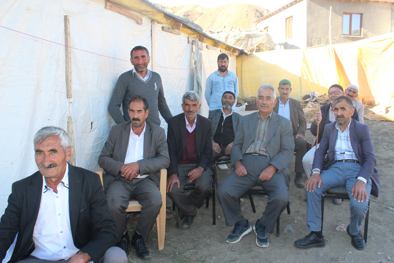 Erzurum'da mahalle sakinleri yollarının yapılmamasına tepki gösterdi
