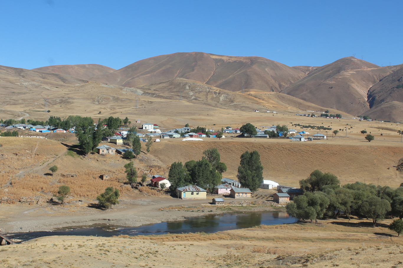 Erzurum'da mahalle sakinleri yollarının yapılmamasına tepki gösterdi