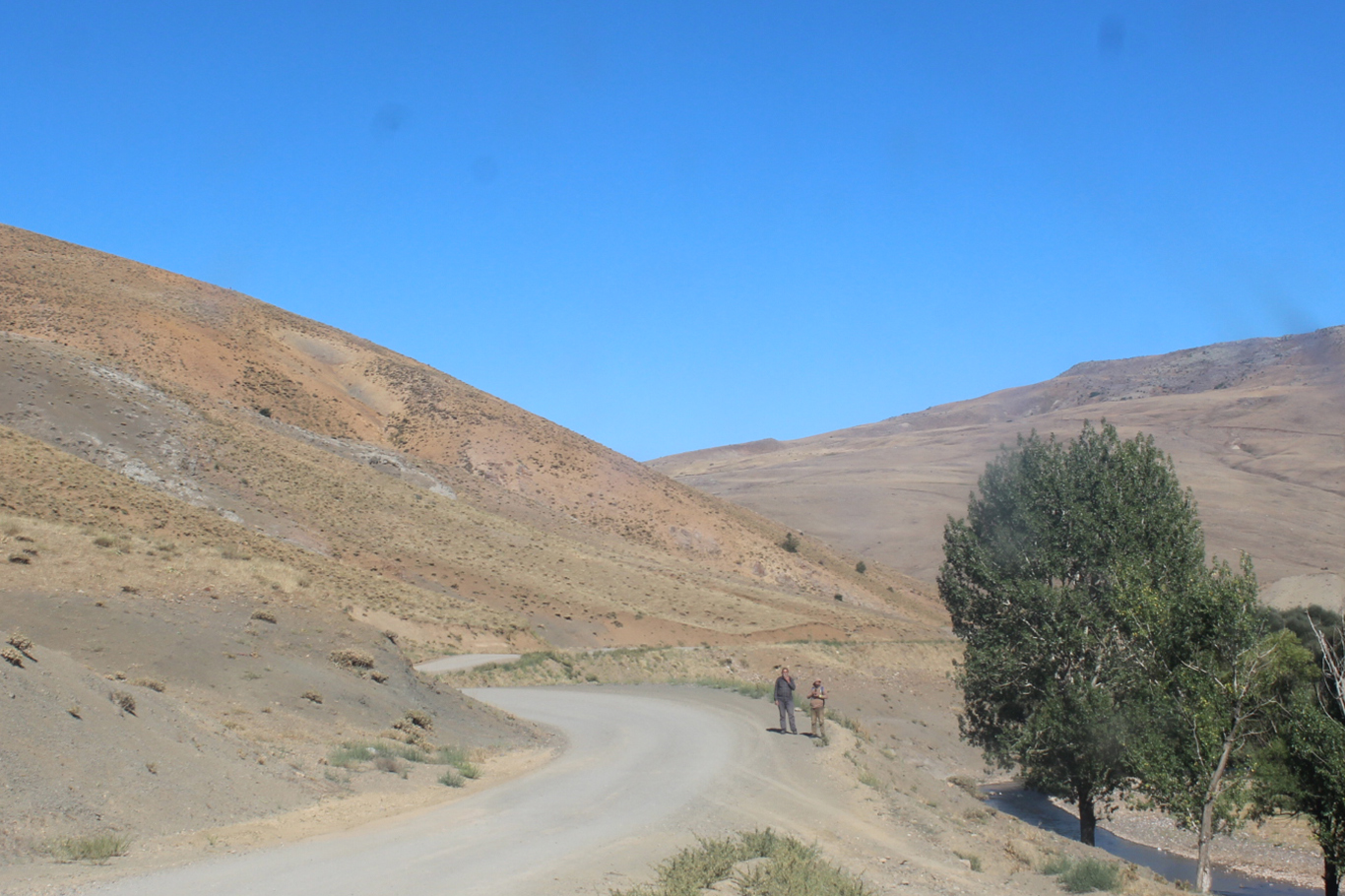 Erzurum'da mahalle sakinleri yollarının yapılmamasına tepki gösterdi