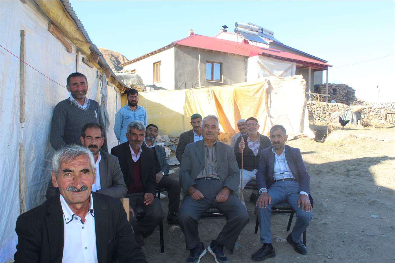 Erzurum'da mahalle sakinleri yollarının yapılmamasına tepki gösterdi