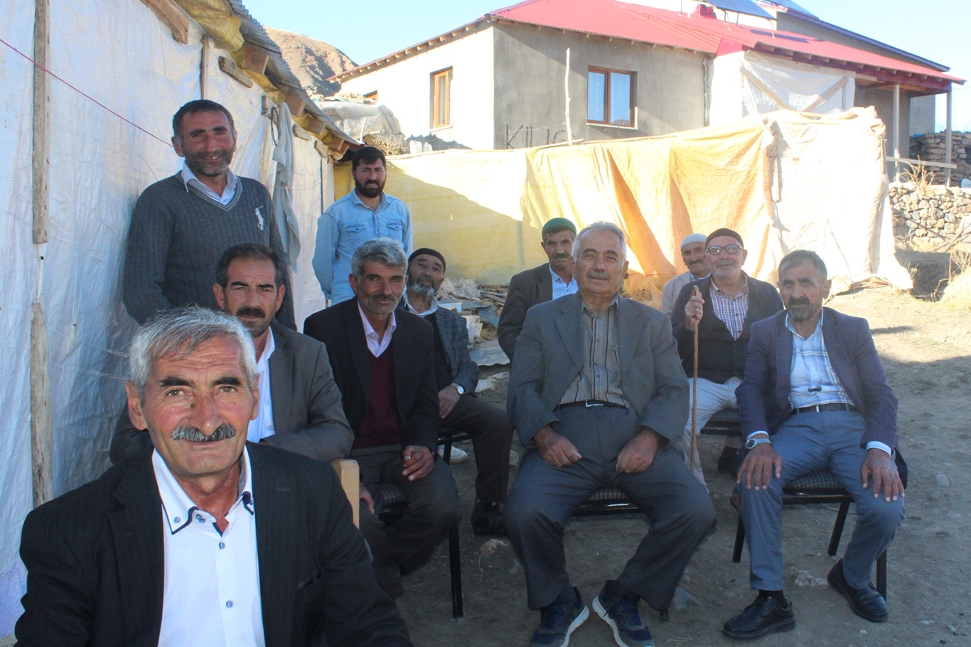 Erzurum'da mahalle sakinleri yollarının yapılmamasına tepki gösterdi