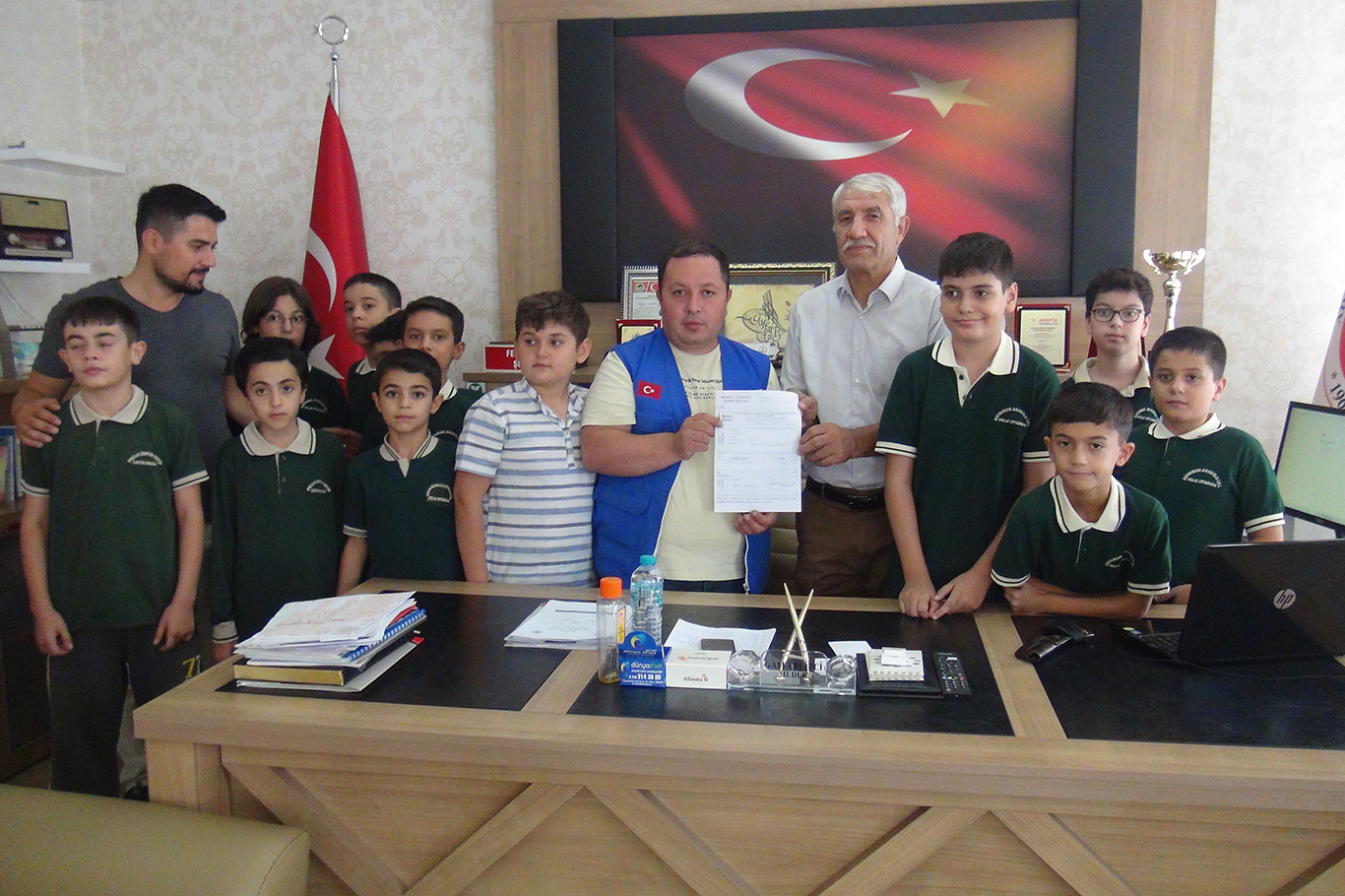 Depremzede öğrencilerden örnek davranış