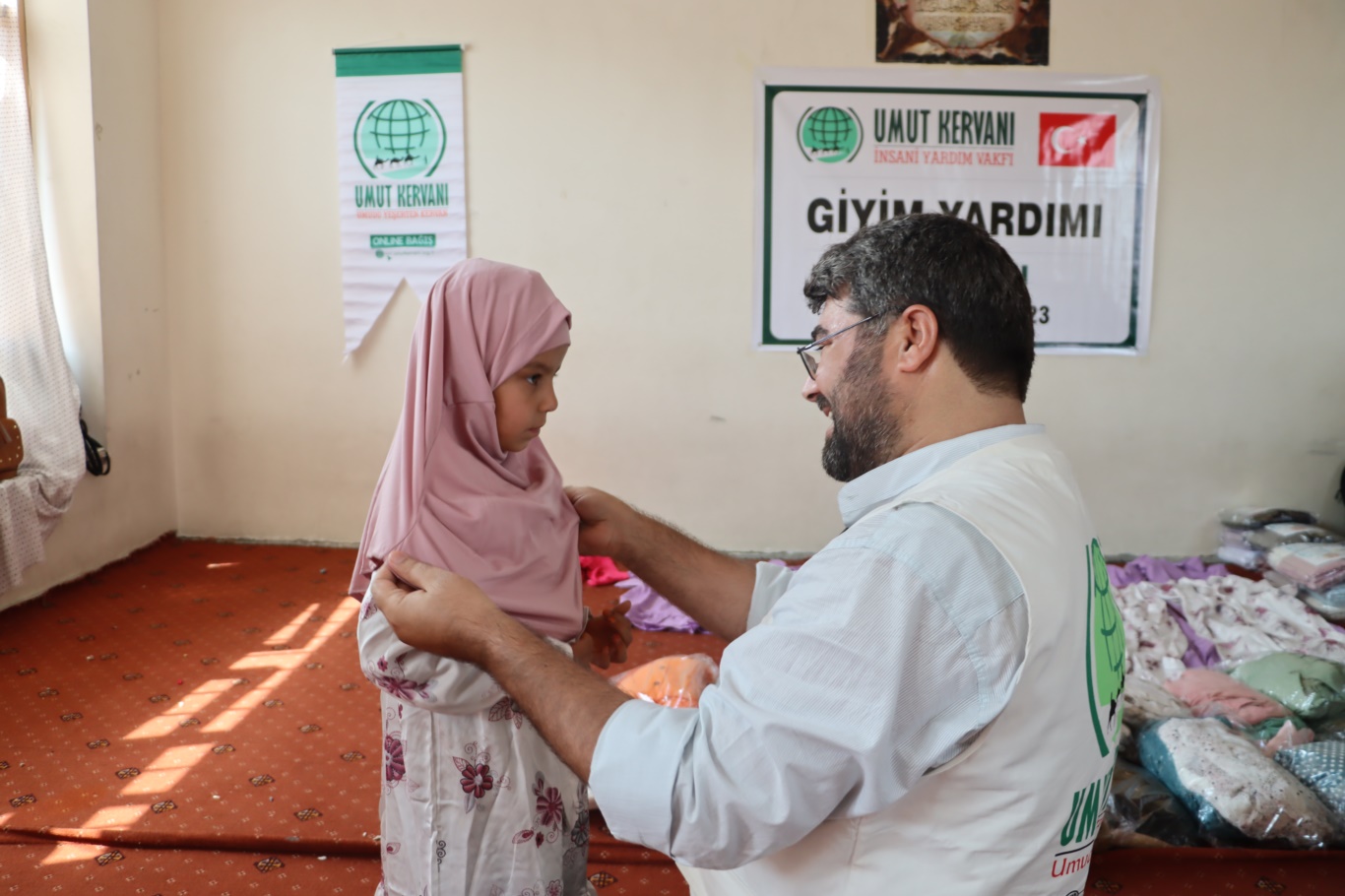 Umut Kervanı Afganistan'da 350 kız çocuğuna giyim yardımında bulundu