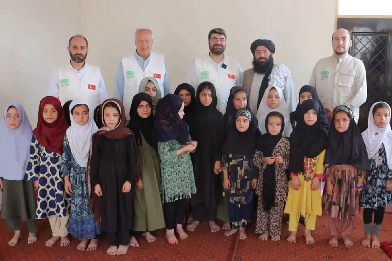 Umut Kervanı Afganistan'da 350 kız çocuğuna giyim yardımında bulundu