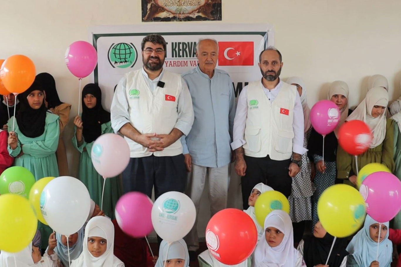 Umut Kervanı Afganistan'da 350 kız çocuğuna giyim yardımında bulundu