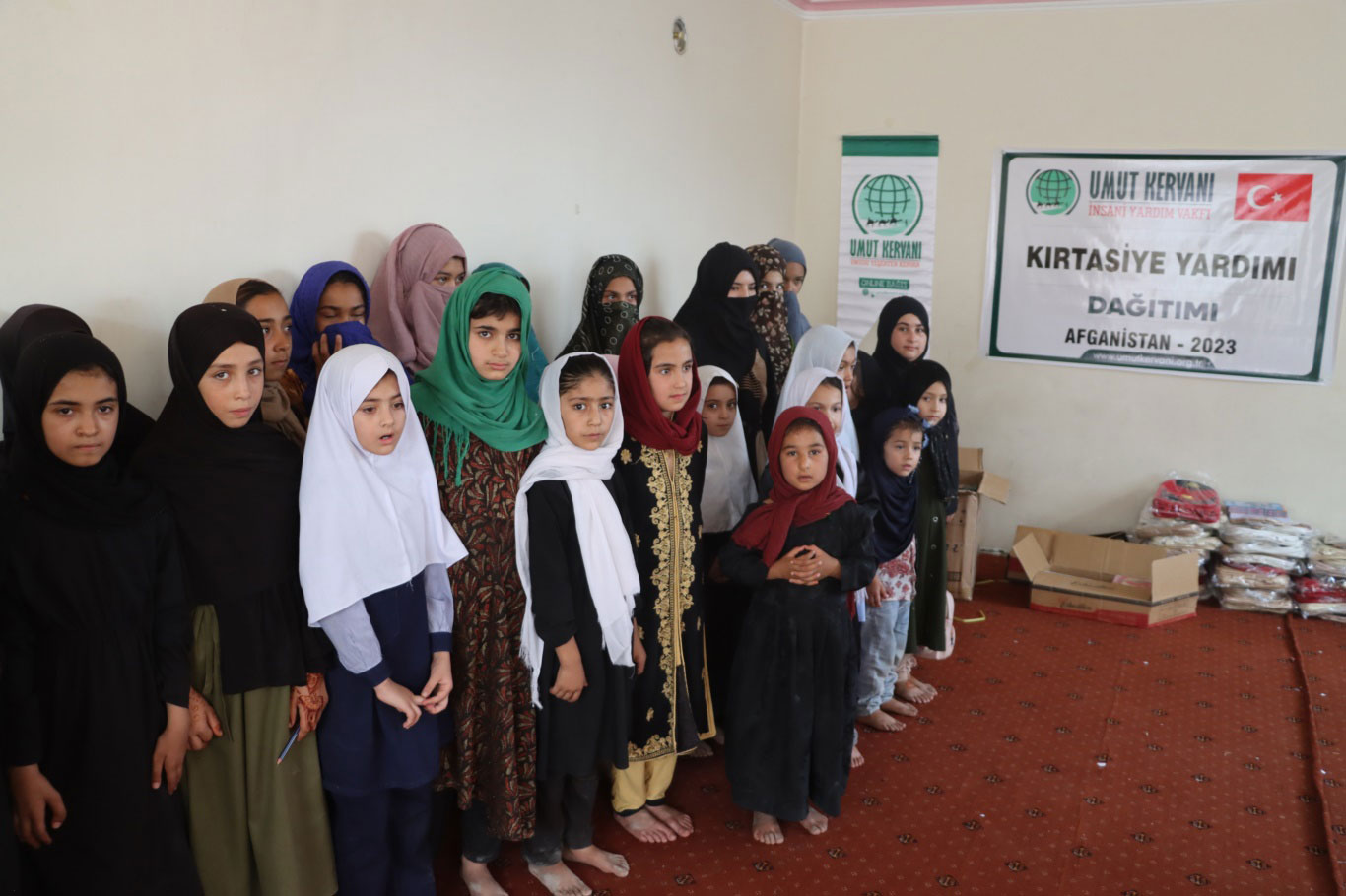 Umut Kervanından Afganistan'daki yetim ve ihtiyaç sahibi kız öğrencilere kırtasiye yardımı