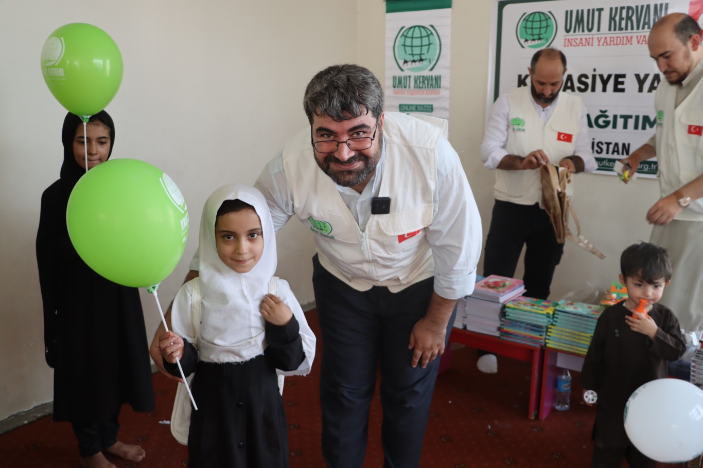 Umut Kervanından Afganistan'daki yetim ve ihtiyaç sahibi kız öğrencilere kırtasiye yardımı