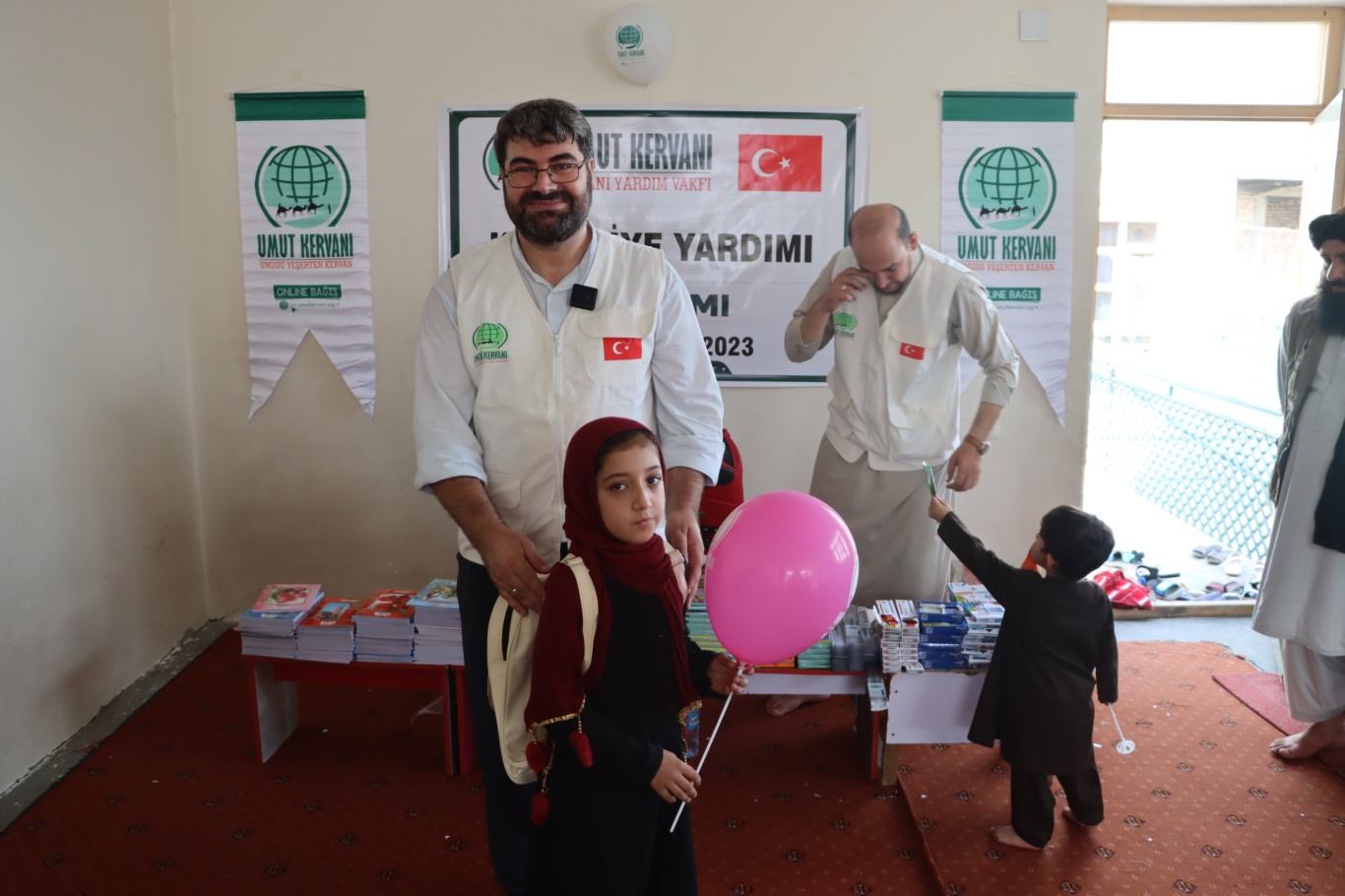 Umut Kervanından Afganistan'daki yetim ve ihtiyaç sahibi kız öğrencilere kırtasiye yardımı