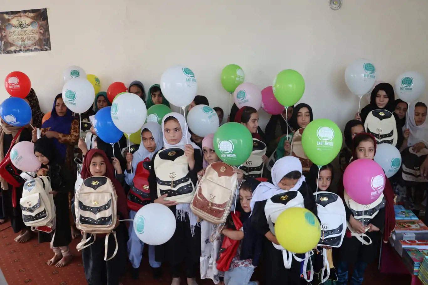 Umut Kervanı'ndan Afganistan'daki yetim ve ihtiyaç sahibi kız öğrencilere kırtasiye yardımı Umut Kervanı'ndan Afganistan'daki yetim ve ihtiyaç sahibi kız öğrencilere kırtasiye yardımı